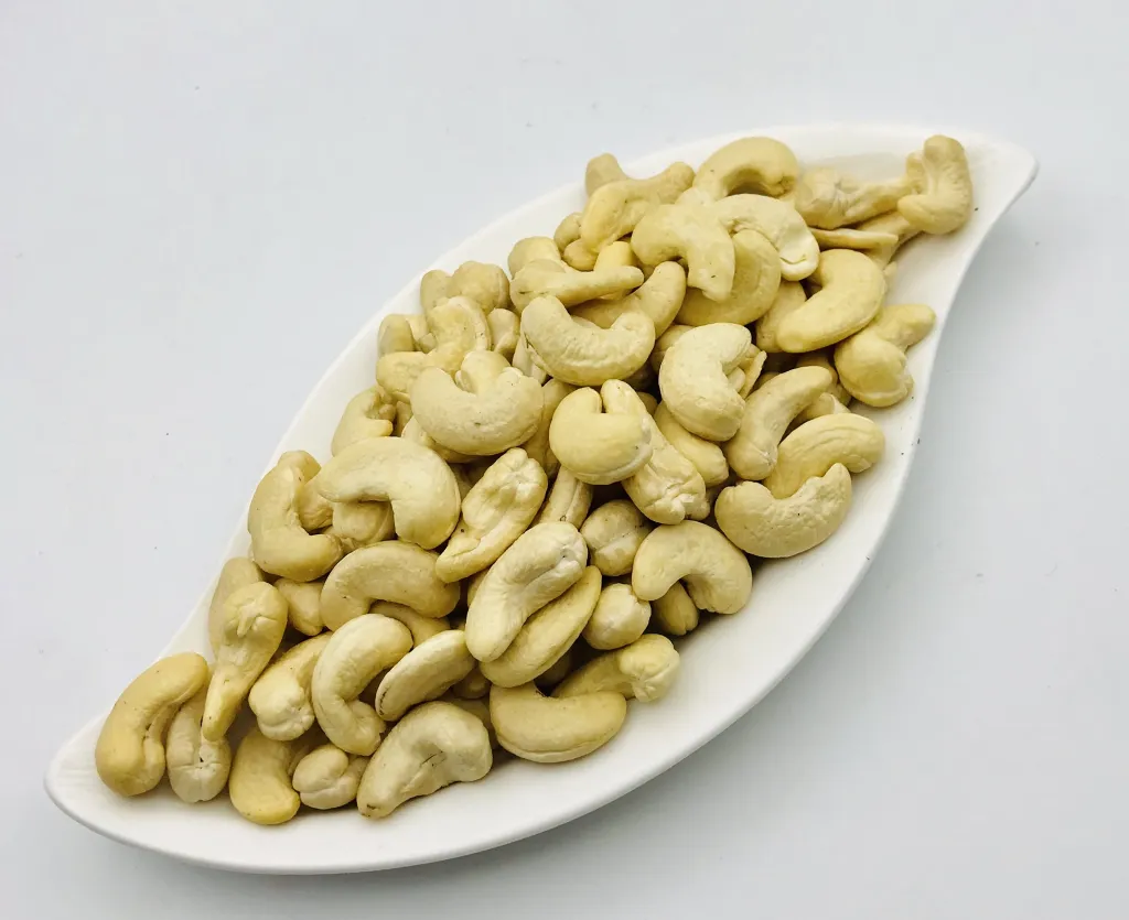 مكسرات كاجو أبيض سادة